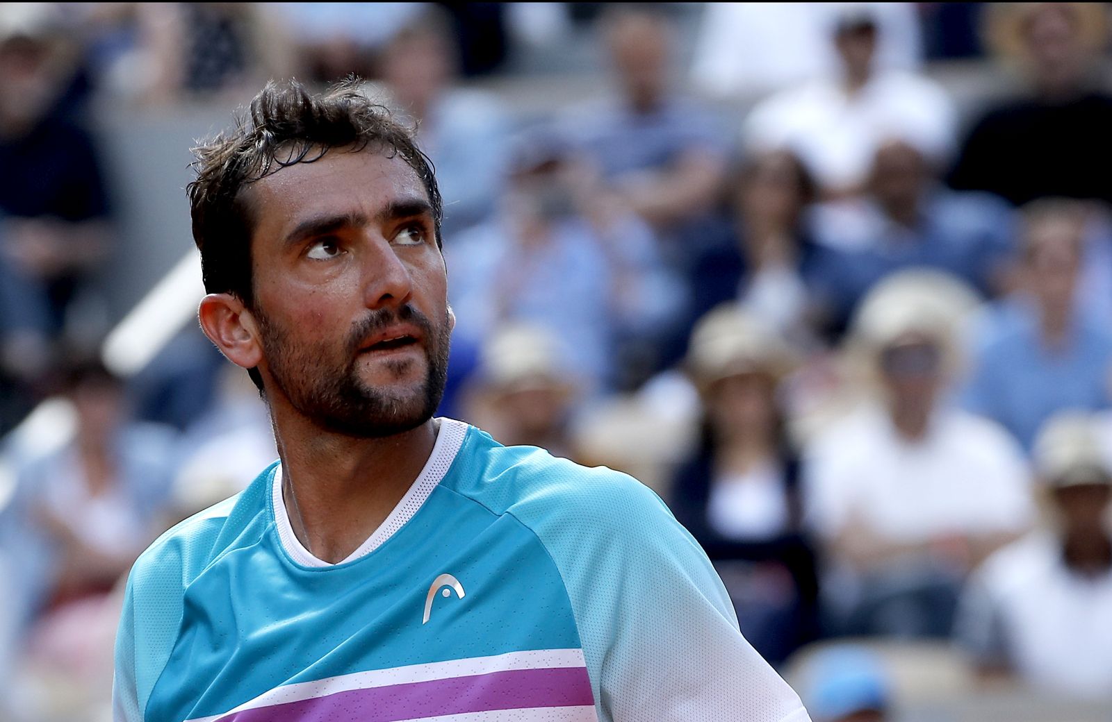 epa09982138 Marin Cilic of Croatia plays Gilles Simon of France in their men’s third round match during the French Open tennis tournament at Roland ​Garros in Paris, France, 28 May 2022.  EPA/CHRISTOPHE PETIT TESSON