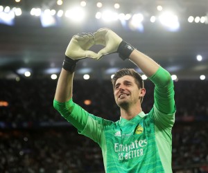 epa09983362 Real Madrid goalkeeper Thibaut Courtois celebrates after his team won the UEFA Champions League final between Liverpool FC and Real Madrid at Stade de France in Saint-Denis, near Paris, France, 28 May 2022.  EPA/FRIEDEMANN VOGEL