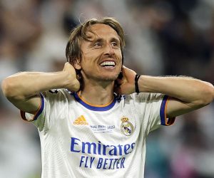epa09983327 Luka Modric of Real Madrid celebrates after winning the UEFA Champions League final between Liverpool FC and Real Madrid at Stade de France in Saint-Denis, near Paris, France, 28 May 2022.  EPA/YOAN VALAT