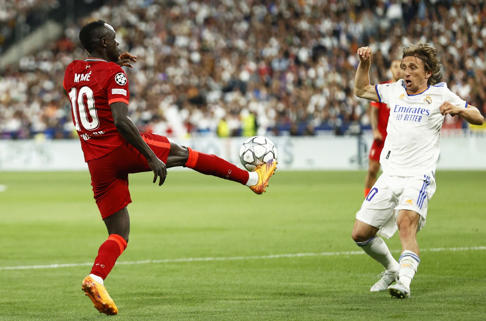 epa09983320 Luka Modric (R) of Real Madrid in action against Sadio Mane (L) of Liverpool during the UEFA Champions League final between Liverpool FC and Real Madrid at Stade de France in Saint-Denis, near Paris, France, 28 May 2022.  EPA/YOAN VALAT