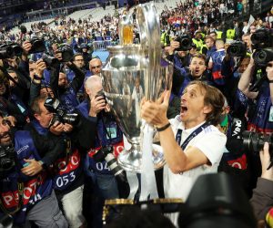 epa09983593 Luka Modric of Real Madrid celebrates with the trophy after the team won the UEFA Champions League final between Liverpool FC and Real Madrid at Stade de France in Saint-Denis, near Paris, France, 28 May 2022.  EPA/FRIEDEMANN VOGEL