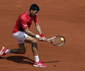 epa09983959 Novak Djokovic of Serbia plays Diego Schwartzman of Argentina in their men’s fourth round match during the French Open tennis tournament at Roland ​Garros in Paris, France, 29 May 2022.  EPA/CHRISTOPHE PETIT TESSON