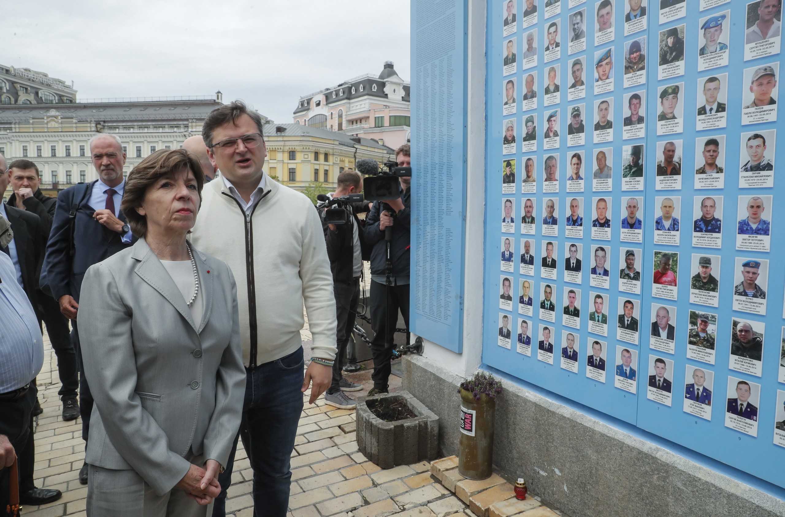 epaselect epa09986131 Ukraine's Foreign Minister Dmytro Kuleba (R) and French Foreign Minister Catherine Colonna (L) attend a ceremony of laying flowers at the Memory Wall of fallen Ukrainian defenders, who died in the Eastern-Ukrainian conflict, near the St. Mikhail cathedral in Kyiv, Ukraine, 30 May 2022. Catherine Colonna arrived in Kyiv to meet with top Ukrainian officials amid the Russian invasion.  EPA/SERGEY DOLZHENKO