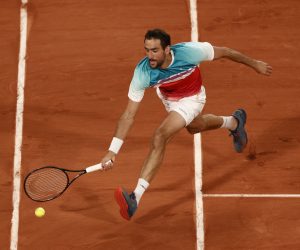 epa09987018 Marin Cilic of Croatia plays Daniil Medvedev of Russia in their men’s fourth round match during the French Open tennis tournament at Roland Garros in Paris, France, 30 May 2022.  EPA/YOAN VALAT