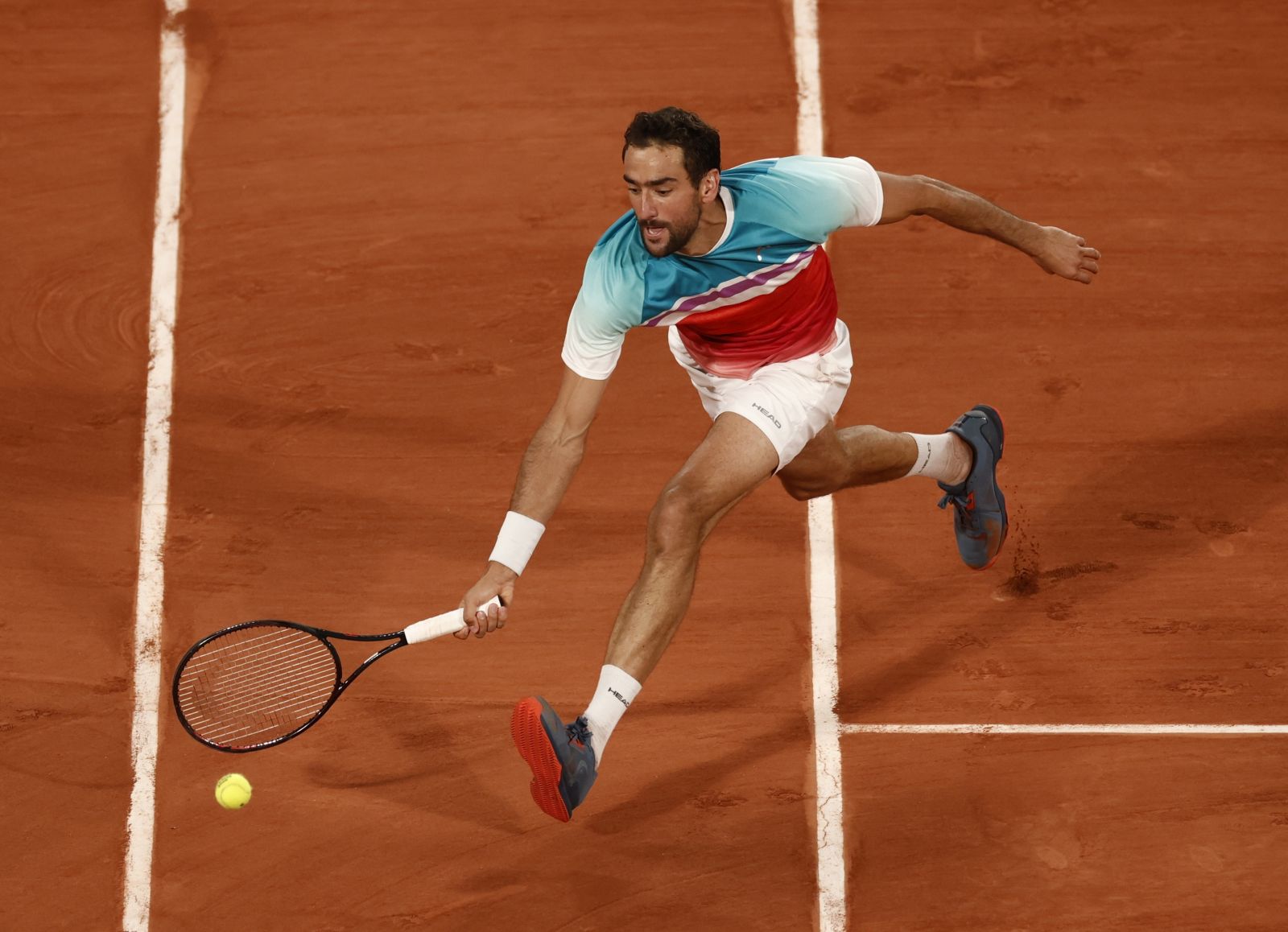 epa09987018 Marin Cilic of Croatia plays Daniil Medvedev of Russia in their men’s fourth round match during the French Open tennis tournament at Roland Garros in Paris, France, 30 May 2022.  EPA/YOAN VALAT