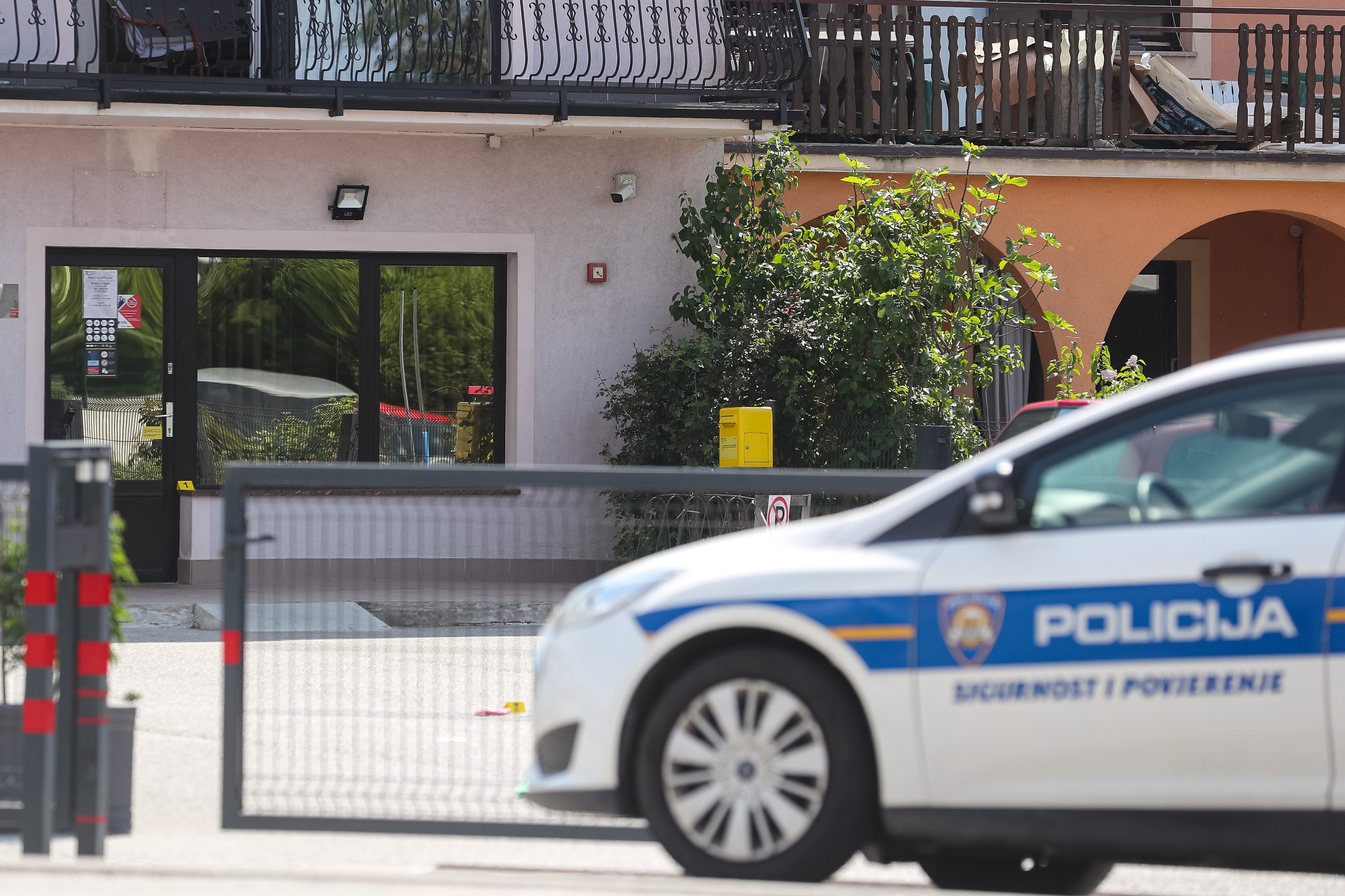 03.05.2022., Zagreb - Policijski ocevid nakon pljacke Hrvatske poste u Brestovju u ulici Franje Tudjmana. Photo: Luka Stanzl/PIXSELL