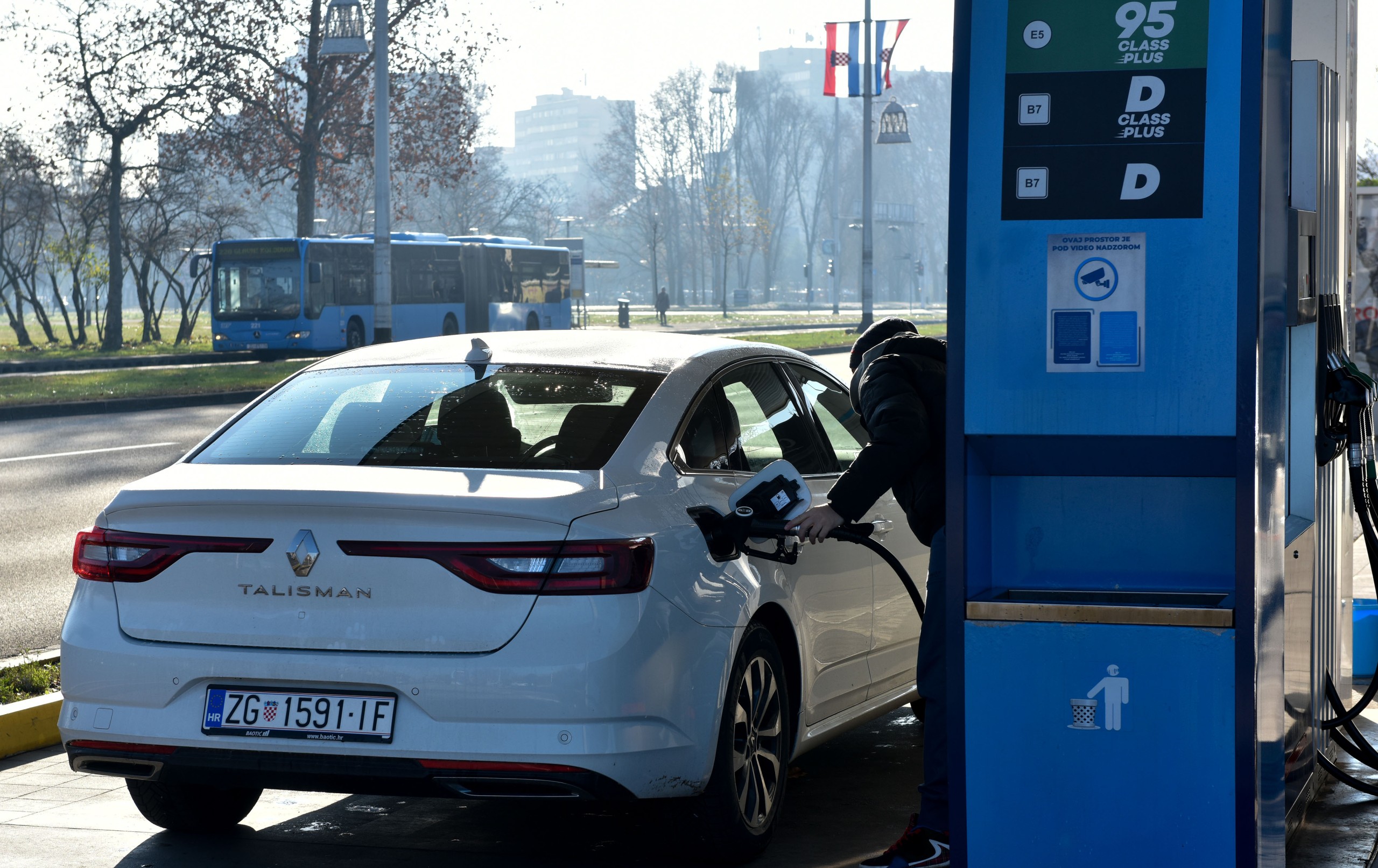 07.12.2021., Zagreb - Nakon gotovo dva mjeseca ogranicenih cijena benzina i dizela, na benzinskim crpkama od ponoci je opet sve prepusteno trzistu. Photo: Davorin Visnjic/PIXSELL