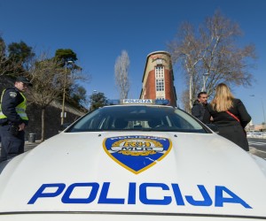 08.03.2020., Zadar - Policija je u akciji povodom Dana zena zaustavljala sudionice u prometu i darivala ih ruzama. rPhoto: Dino Stanin/PIXSELL
