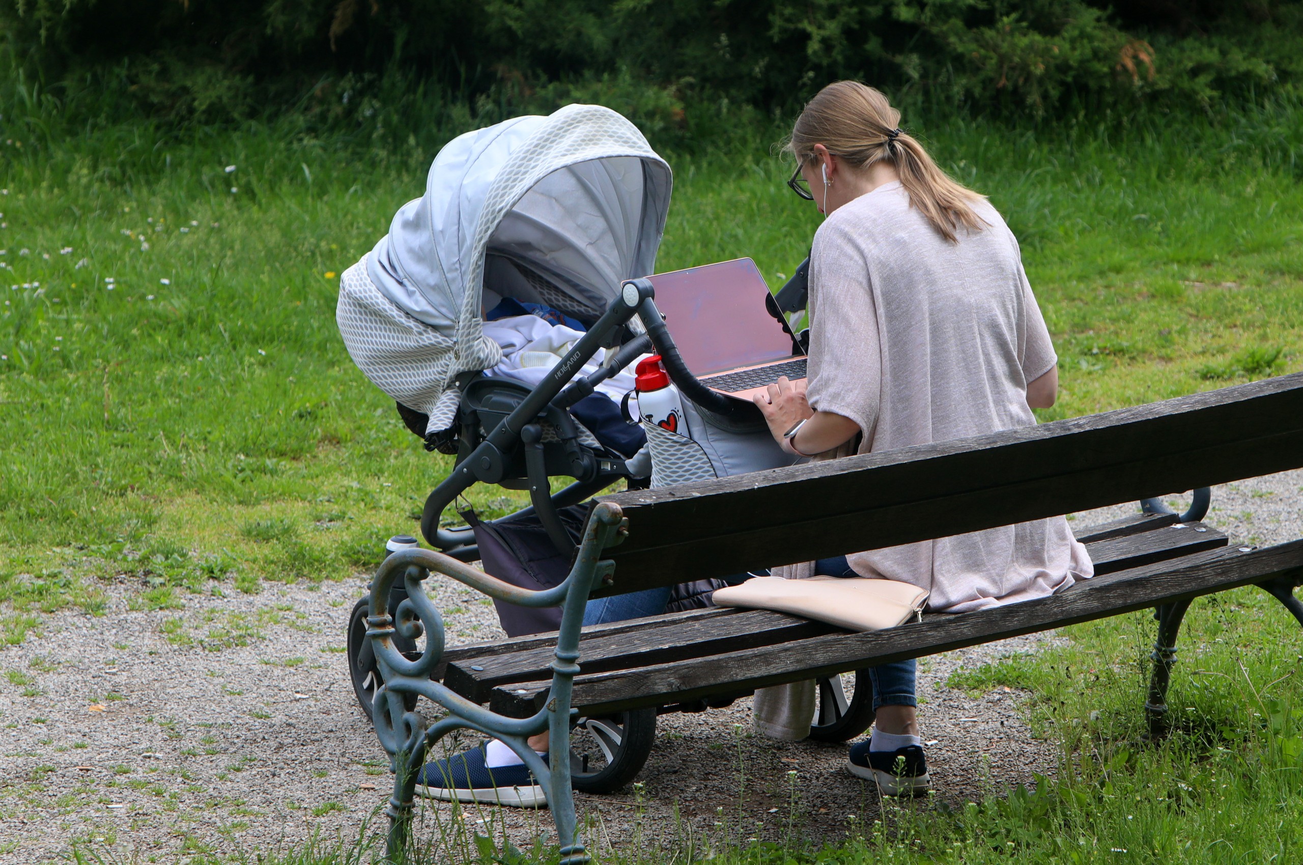 09.05.2022., Karlovac - Dok je beba bezbrizno spavala u kolicima mama rijesava neodgodive obaveze na laptopu.  Photo: Kristina Stedul Fabac/PIXSELL