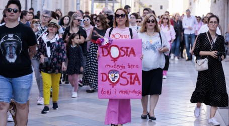 ‘Dosta!’: Diljem Hrvatske prosvjed podrške Mireli Čavajdi