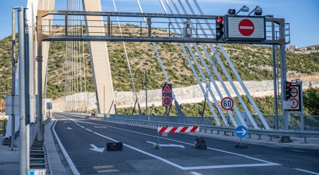 Jak vjetar otežava promet na dubrovačkom mostu dr. Franje Tuđmana