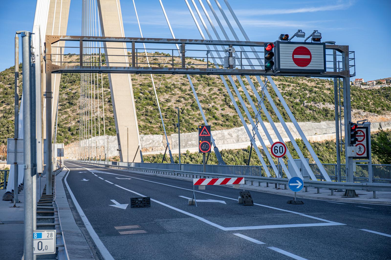 14.10.2021., Most Franje Tudjmana, Dubrovnik - Zbog jake bure zatvoren Most dr. Franje Tudjmana,
 Photo: Grgo Jelavic/PIXSELL