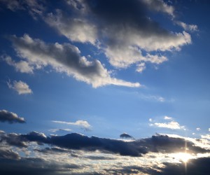 16.04.2022., Zagreb - Sunce se probija kroz oblake prije zalaska Photo: Igor Soban/PIXSELL