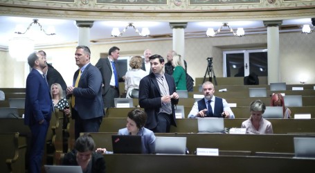 Zagrebački zastupnici dva sata se natezali oko dnevnog reda, Goluža napao Tomaševića: “Vi ste kukavica”