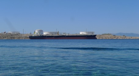 Pred Rijekom i dalje usidren misteriozni tanker pod panamskom zastavom