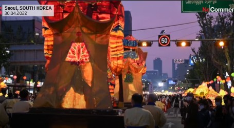 Na ulicama Seula obilježili Budin rođendan velikom paradom s lampionima