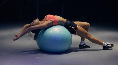 Vježbe snage s joga loptom za balans i pravilno držanje