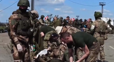 Rusi objavili snimku predaje zadnjih boraca iz Mariupolja, skidaju ih i odvode u logor