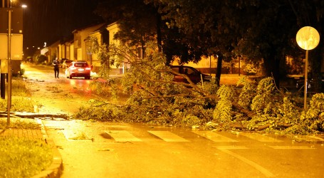 Oluja poharala Koprivnicu: Vjetar rušio drveće, potopljeno nekoliko podvožnjaka