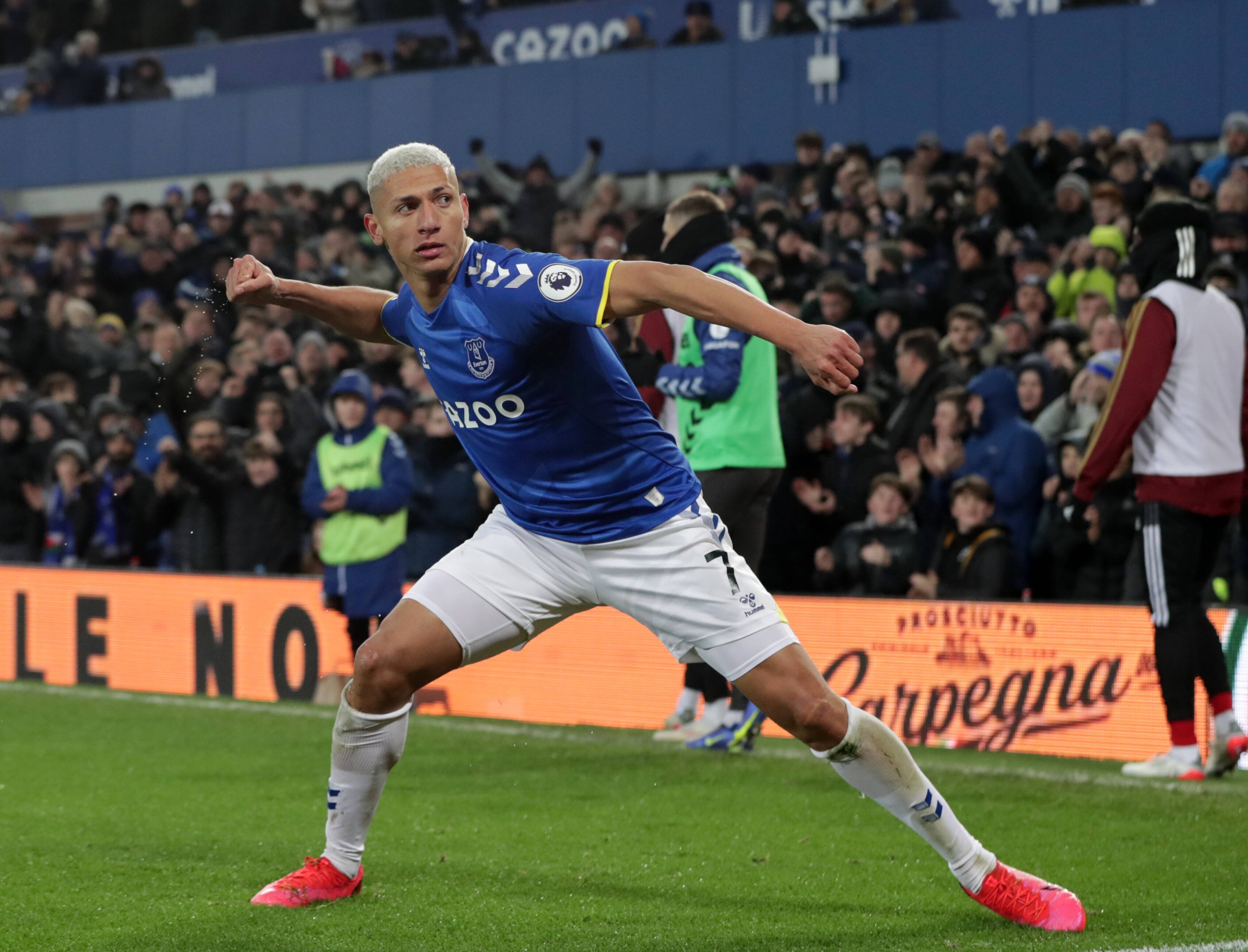 6th December 2021 Goodison Park, Liverpool, England Premier League football, Everton versus Arsenal Richarlison of Everton celebrates before his goal after 60 minutes is disallowed for the 2nd time to Richarlison in the game PUBLICATIONxNOTxINxUK ActionPlus12345927 DavidxBlunsden