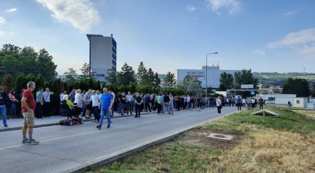 Prosvjed radnika Fiata: Zatvorili sve ulaze u tvornicu u Srbiji
