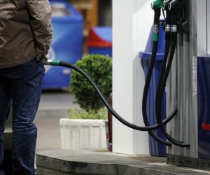 Zagreb, 3.9.2012.- Arhivska fotografija od 16.4.2012. godine. Naftni æe derivati od ponoæi ponovno poskupjeti, najvie cijene motornih benzina bit æe vie od 22 do 30 lipa po litri, eurodizel æe poskupjeti za 13 lipa, a plavi dizel i lo ulja poskupjet æe od 18 do 22 lipe po litri, pokazuju podaci Ministarstva gospodarstva koje je danas objavilo najvie razine maloprodajnih cijena naftnih derivata u razdoblju od 4. do 17. rujna. 
foto FaH/ Dario GRZELJ/ ua