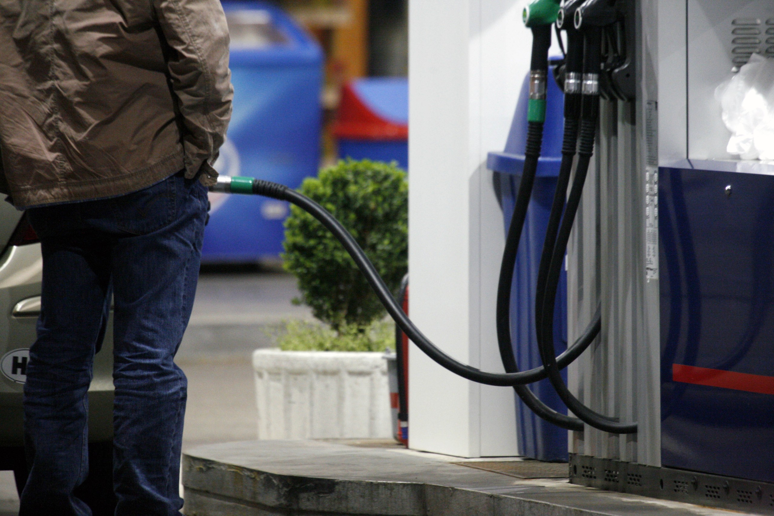 Zagreb, 3.9.2012.- Arhivska fotografija od 16.4.2012. godine. Naftni æe derivati od ponoæi ponovno poskupjeti, najvie cijene motornih benzina bit æe vie od 22 do 30 lipa po litri, eurodizel æe poskupjeti za 13 lipa, a plavi dizel i lo ulja poskupjet æe od 18 do 22 lipe po litri, pokazuju podaci Ministarstva gospodarstva koje je danas objavilo najvie razine maloprodajnih cijena naftnih derivata u razdoblju od 4. do 17. rujna. 
foto FaH/ Dario GRZELJ/ ua