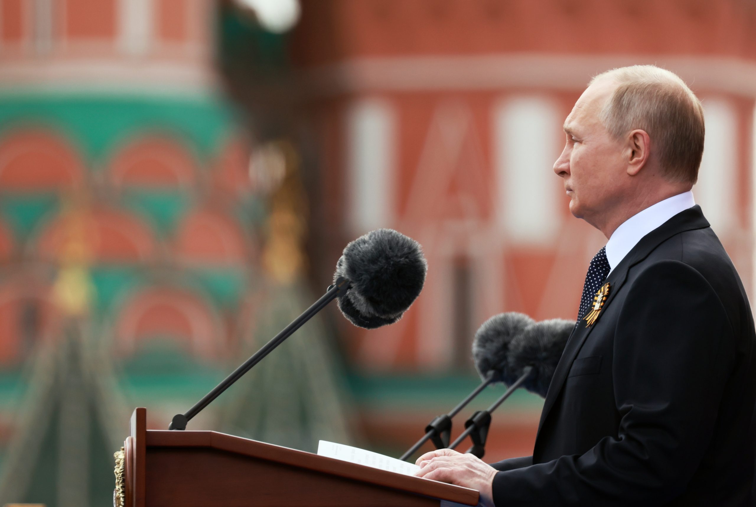 epa09935190 Russian President Vladimir Putin delivers a speech during the Victory Day military parade in the Red Square in Moscow, Russia, 09 May 2022. The Victory Day military parade takes place annualy to mark the victory of the Soviet Union over Nazi Germany in World War II.  EPA/MIKHAIL METZEL / KREMLIN POOL / SPUTNIK MANDATORY CREDIT
