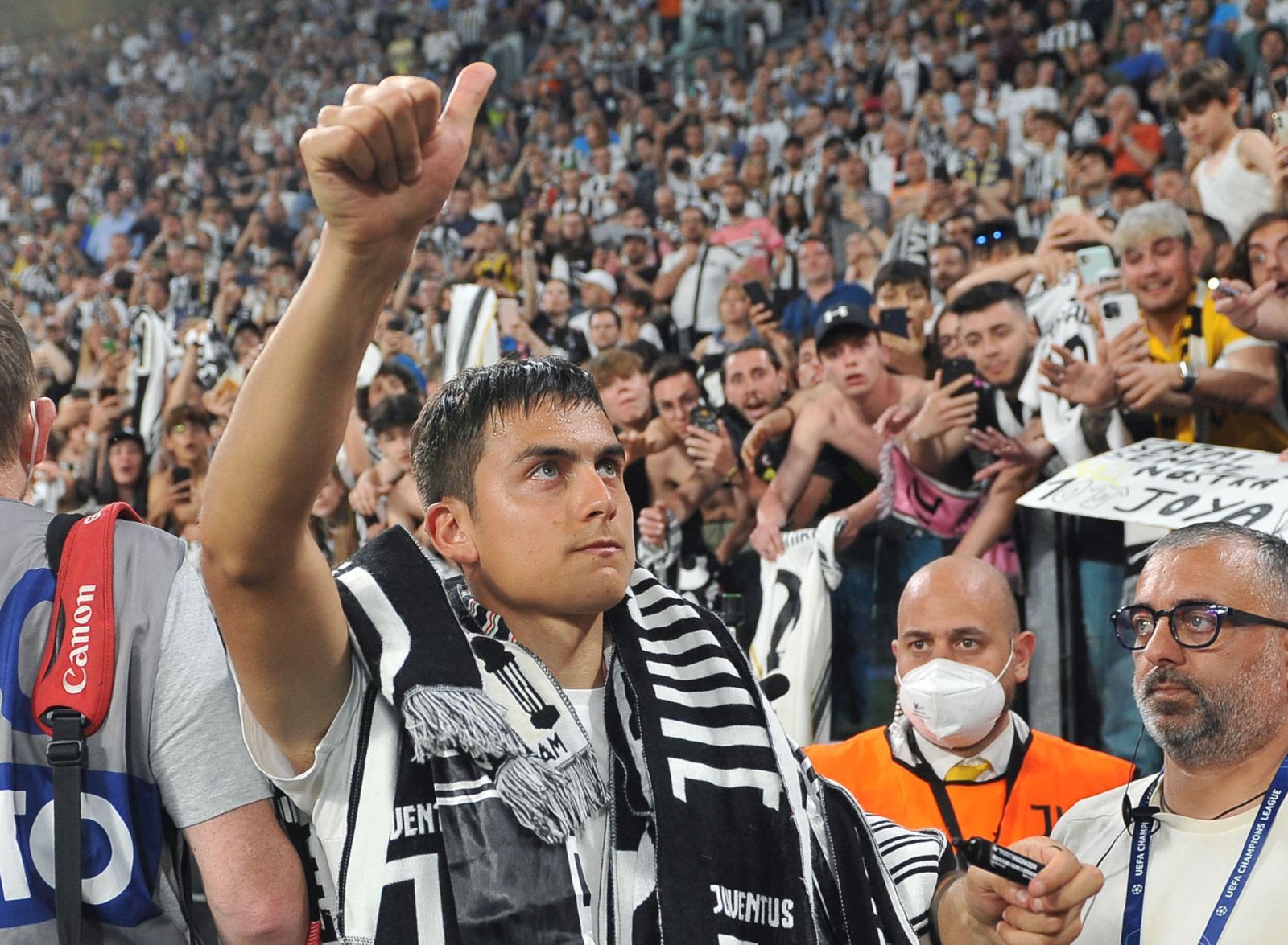 epa09951900 Juventus' Paulo Dybala greets the fans during the Italian Serie A soccer match Juventus FC vs SS Lazio at the Allianz Stadium in Turin, Italy, 16 May 2022. Paulo Dybala is leaving Juventus at the end of the season.  EPA/ALESSANDRO DI MARCO