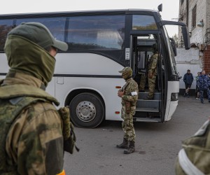 epa09953884 Self-proclaimed Donetsk People's Republic (DPR) militia and Russian soldier (rear R) guard buses with Ukrainian servicemen that are being evacuated from the besieged Azovstal steel plant in Mariupol, Ukraine, 17 May 2022. A total of 265 Ukrainian militants, including 51 seriously wounded, have laid down arms and surrendered to Russian forces, the Russian Ministry of Defence said on 17 May 2022. Those in need of medical assistance were sent for treatment to a hospital in Novoazovsk, the ministry states further. Russian President Putin on 21 April 2022 ordered his Defence Minister to not storm but to blockade the plant where a number of Ukrainian fighters were holding out. On 24 February, Russian troops invaded Ukrainian territory starting a conflict that has provoked destruction and a humanitarian crisis. According to the UNHCR, more than six million refugees have fled Ukraine, and a further 7.7 million people have been displaced internally within Ukraine since.  EPA/ALESSANDRO GUERRA