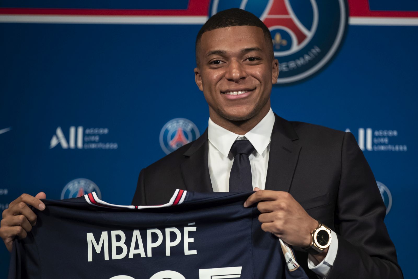 epa09969928 Paris Saint Germain's Kylian Mbappe poses with a PSG jersey after his press conference at the Parc des Princes stadium in Paris, France, 23 May 2022. Kylian Mbappe renewed his contract with French Ligue 1 soccer club Paris Saint-Germain until 2025.  EPA/Christophe Petit Tesson