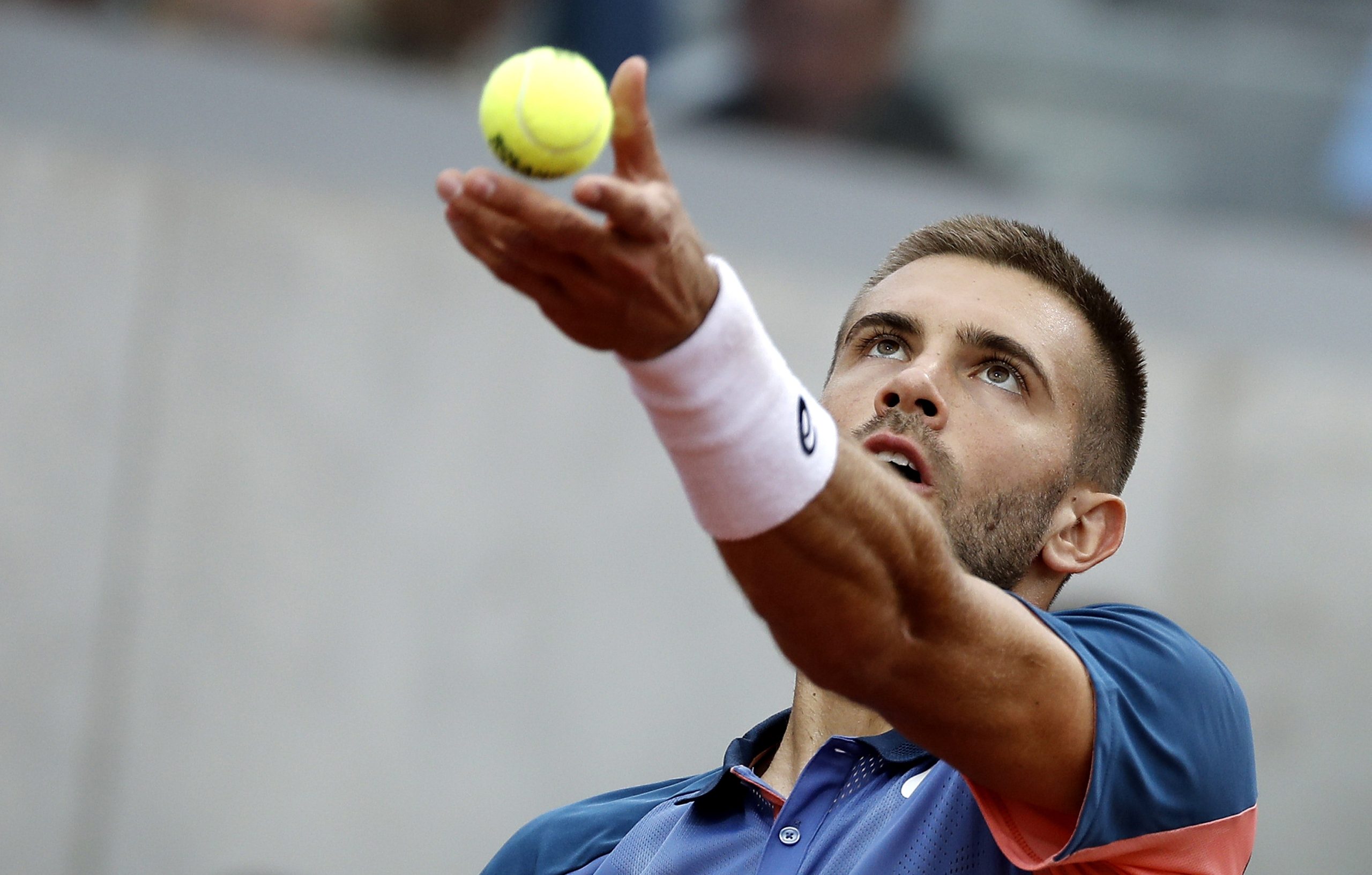 epa09975240 Borna Coric of Croatia serves in the men's second round match against Grigor Dimitrov of Bulgaria during the French Open tennis tournament at Roland Garros in Paris, France, 25 May 2022.  EPA/CHRISTOPHE PETIT TESSON