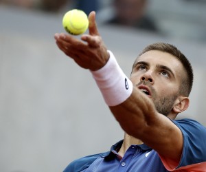 epa09975240 Borna Coric of Croatia serves in the men's second round match against Grigor Dimitrov of Bulgaria during the French Open tennis tournament at Roland Garros in Paris, France, 25 May 2022.  EPA/CHRISTOPHE PETIT TESSON