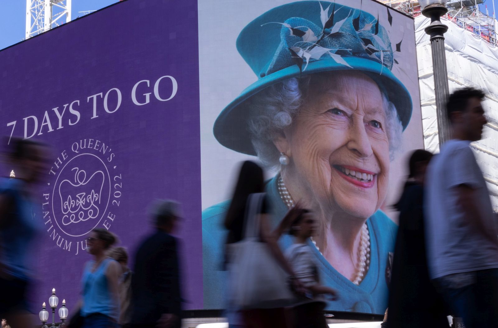 epa09979534 Pictures of Britain's Queen Elizabeth II are shown on Piccadilly Circus lights as a seven-day countdown to the Platinum Jubilee begins in London, Britain, 27 May 2022. London is preparing for the Queen's Platinum jubilee between 02 and 05 June.  EPA/TOLGA AKMEN