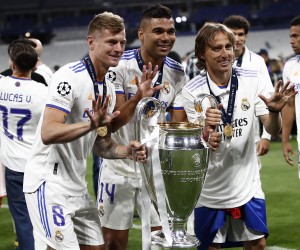 epa09983587 (L-R) - Toni Kroos, Casemiro and Luka Modric of Real Madrid pose with the trophy after winning the UEFA Champions League final between Liverpool FC and Real Madrid at Stade de France in Saint-Denis, near Paris, France, 28 May 2022.  EPA/MOHAMMED BADRA