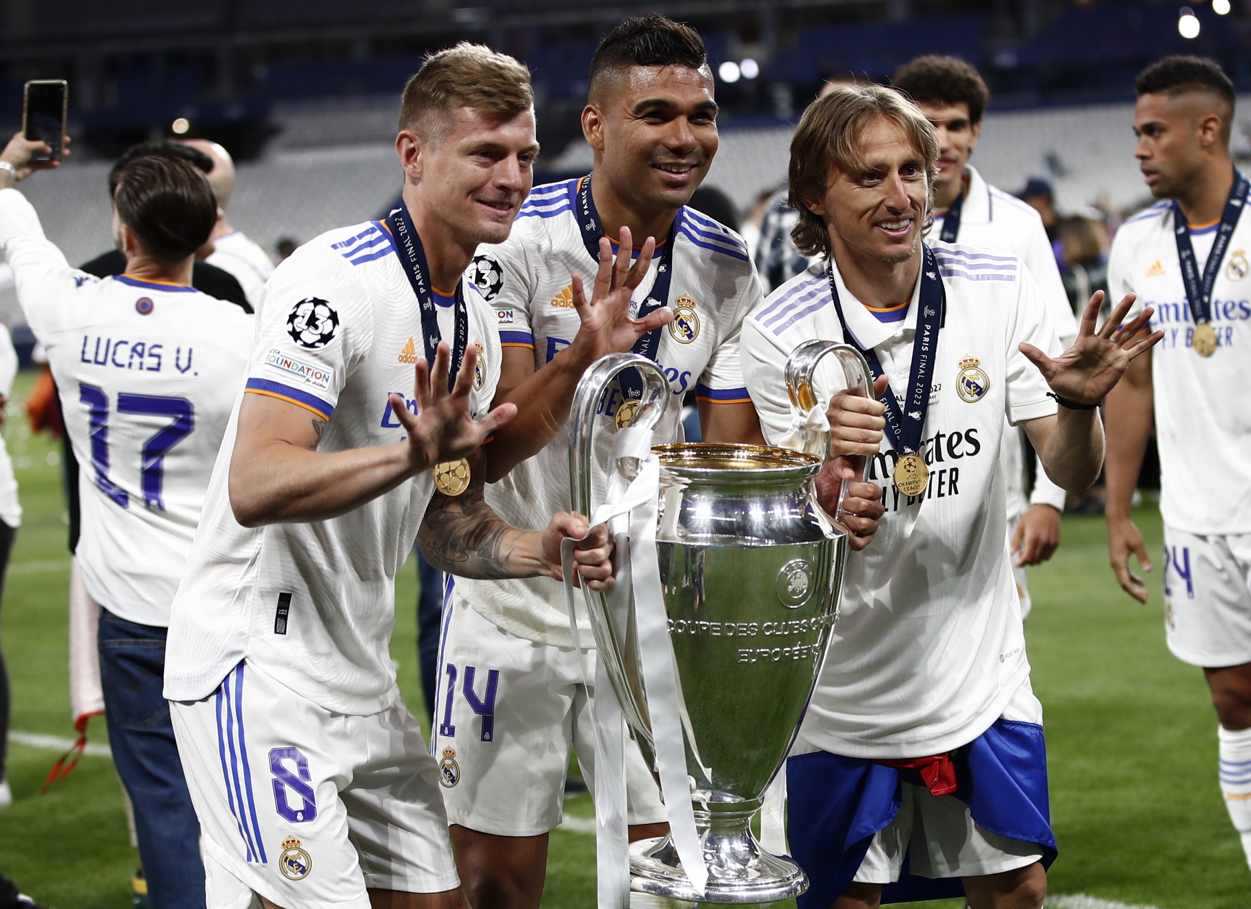 epa09983587 (L-R) - Toni Kroos, Casemiro and Luka Modric of Real Madrid pose with the trophy after winning the UEFA Champions League final between Liverpool FC and Real Madrid at Stade de France in Saint-Denis, near Paris, France, 28 May 2022.  EPA/MOHAMMED BADRA