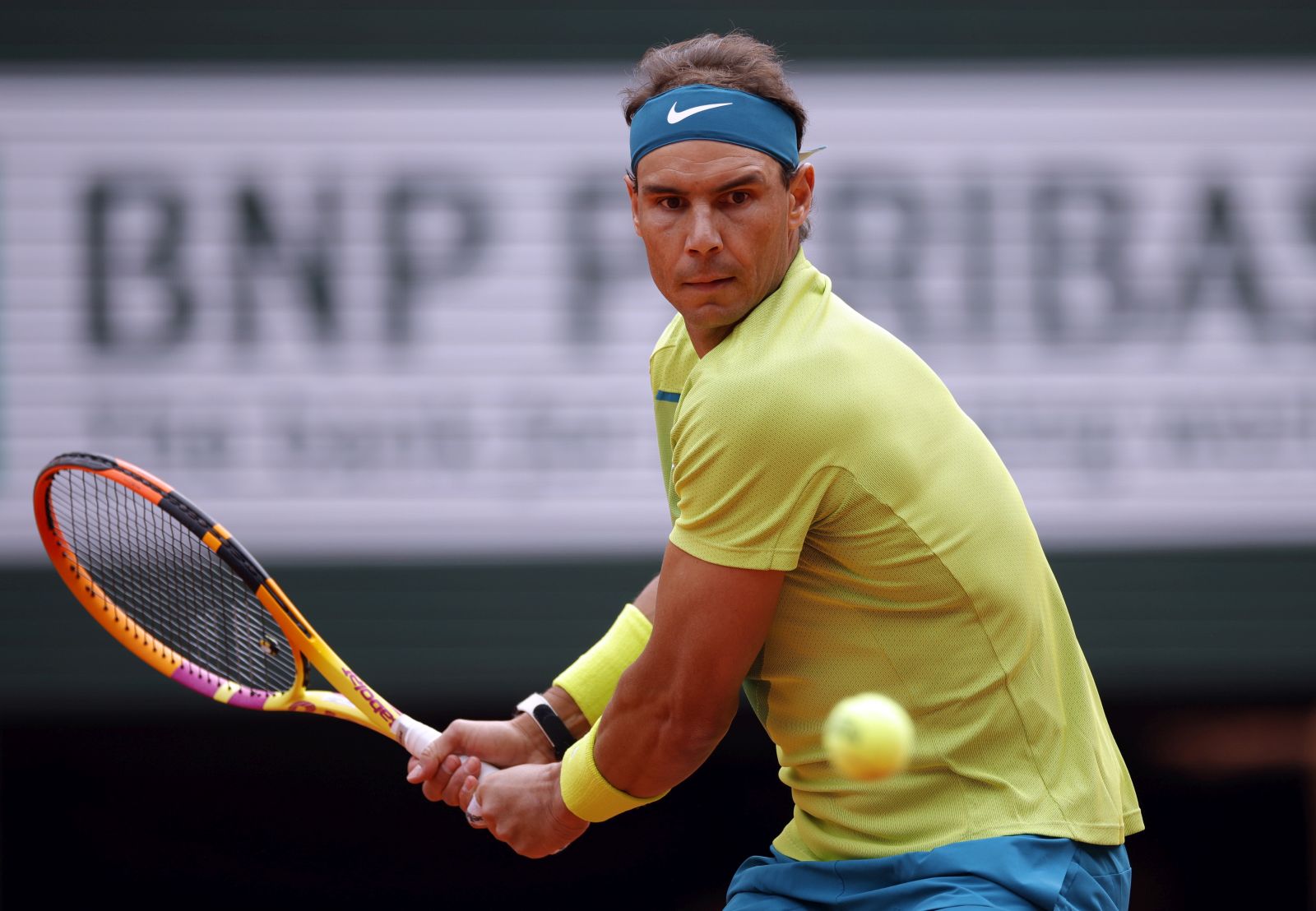 epa09984308 Rafael Nadal of Spain plays Felix Auger-Aliassime of Canada in their men’s fourth round match during the French Open tennis tournament at Roland ​Garros in Paris, France, 29 May 2022.  EPA/YOAN VALAT