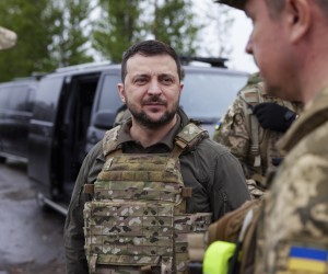 epa09984300 A handout photo made available by the Ukrainian Presidential Press Service shows Ukrainian President Volodymyr Zelensky meeting with Ukrainian servicemen during his visit to the Kharkiv region, Ukraine, 29 May 2022, amid the Russian invasion. According to the Ukrainian presidential office, Zelensky visited the frontline positions in the east of the country and presented state awards to the military during a working trip to the Kharkiv region. On 24 February, Russian troops invaded Ukrainian territory starting a conflict that has provoked destruction and a humanitarian crisis.  EPA/UKRAINIAN PRESIDENTIAL PRESS SERVICE HANDOUT -- MANDATORY CREDIT: UKRAINIAN PRESIDENTIAL PRESS SERVICE -- HANDOUT EDITORIAL USE ONLY/NO SALES