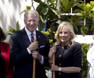 epa09986875 US President Joe Biden (3-L) and First Lady Jill Biden (4-R) pose for a picture during a tree-planting ceremony with surviving family members of US service members that have died, on Memorial Day at the South Lawn of the White House in Washington, DC, USA, 30 May 2022. A magnolia tree has been planted in honor of US service members that lost their lives and the families that carry their legacy.  EPA/MICHAEL REYNOLDS / POOL