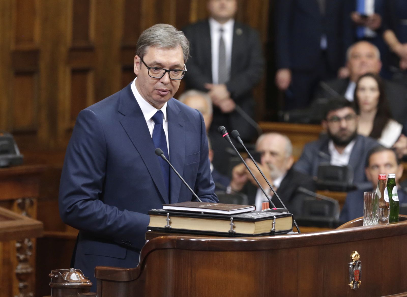 epa09987492 President of Serbia Aleksandar Vucic takes the oath as he is sworn in as President during a ceremony in Belgrade, Serbia, 31 May 2022. Vucic had won 58.59 per cent of votes cast in the elections held on 03 April 2022, securing a second five-year term as President.  EPA/ANDREJ CUKIC