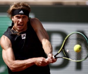 epa09987943 Alexander Zverev of Germany plays Carlos Alcaraz of Spain in their men’s quarterfinal match during the French Open tennis tournament at Roland ​Garros in Paris, France, 31 May 2022.  EPA/YOAN VALAT