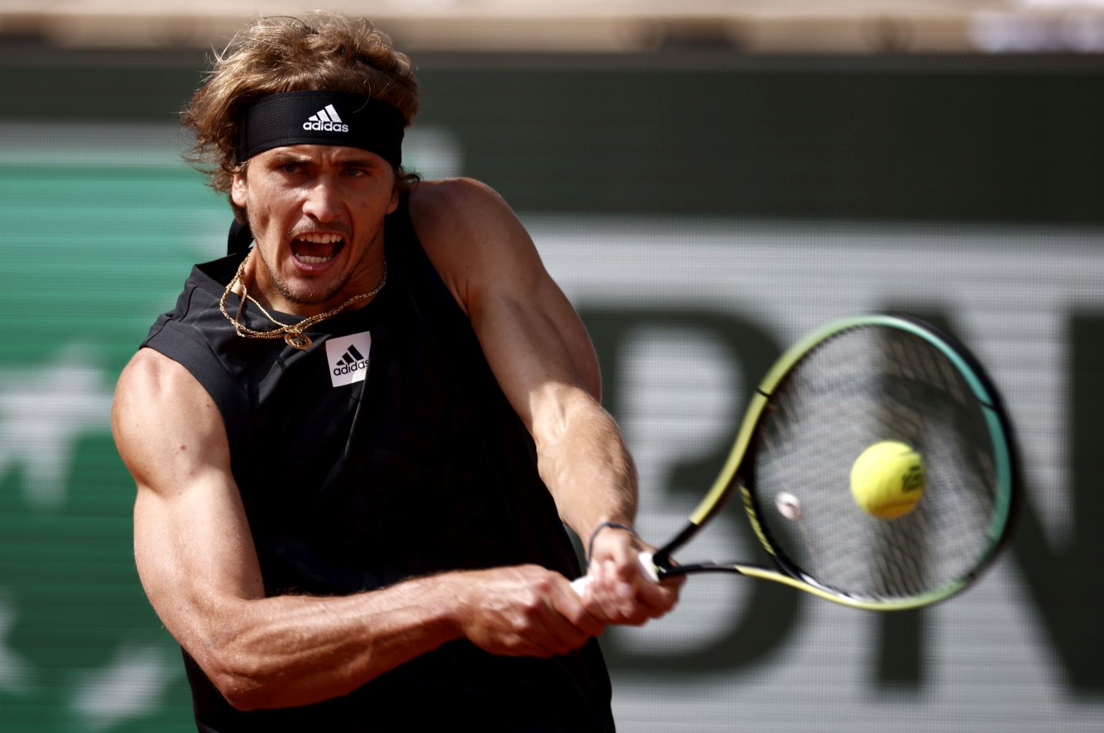 epa09987943 Alexander Zverev of Germany plays Carlos Alcaraz of Spain in their men’s quarterfinal match during the French Open tennis tournament at Roland ​Garros in Paris, France, 31 May 2022.  EPA/YOAN VALAT