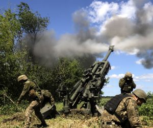 epa09999054 Ukrainian servicemen fire a M777 howitzer at a frontline in the Donetsk area, Ukraine, 06 June 2022 amid heavy battles in the region. On 24 February, Russian troops had entered Ukraine causing fighting and destruction in the country and a humanitarian crisis.  EPA/STR