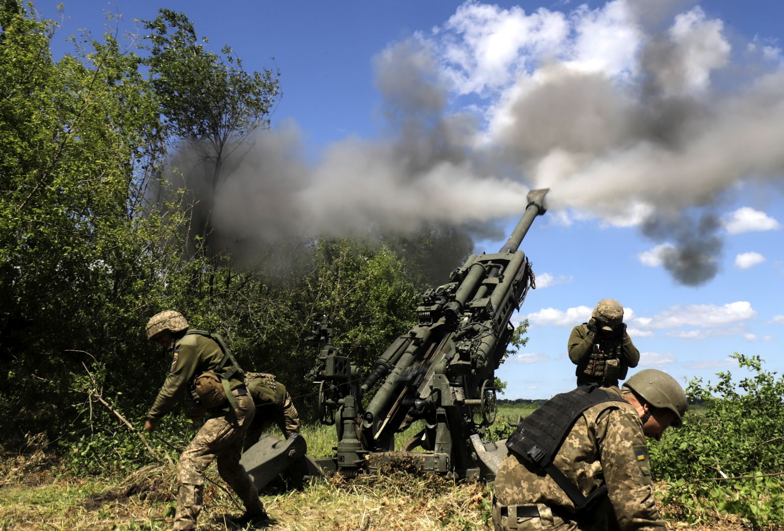 epa09999054 Ukrainian servicemen fire a M777 howitzer at a frontline in the Donetsk area, Ukraine, 06 June 2022 amid heavy battles in the region. On 24 February, Russian troops had entered Ukraine causing fighting and destruction in the country and a humanitarian crisis.  EPA/STR