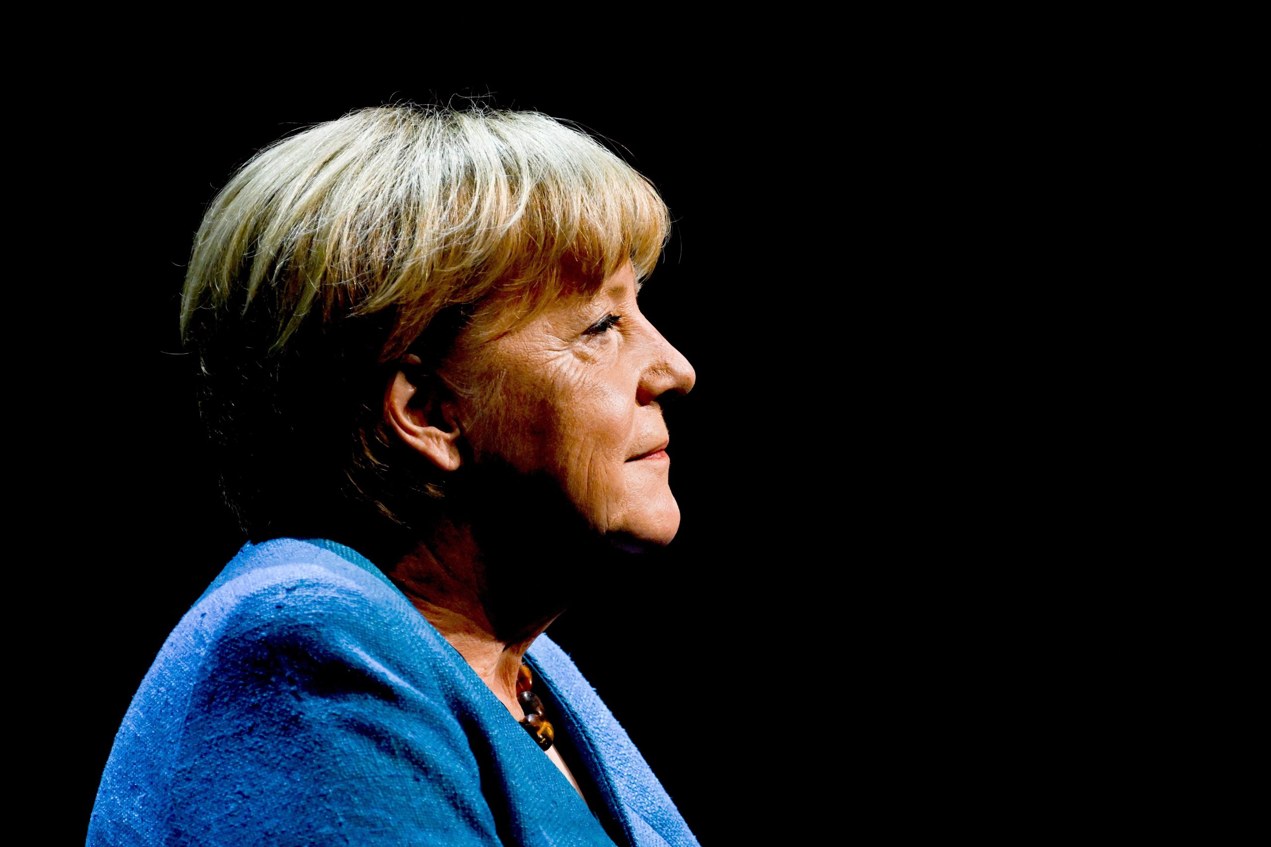 epaselect epa10000934 Former German Chancellor Angela Merkel during 'So what is my country?' conversation with Alexander Osang at the Berliner Ensemble in Berlin, Germany, 07 June 2022.  EPA/FILIP SINGER