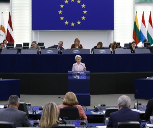 epa10001503 European Commission President Ursula von der Leyen (C) delivers a speech on the Conclusions of the latest Special European Council meeting of May 2022, at the European Parliament in Strasbourg, France, 08 June 2022.  EPA/JULIEN WARNAND