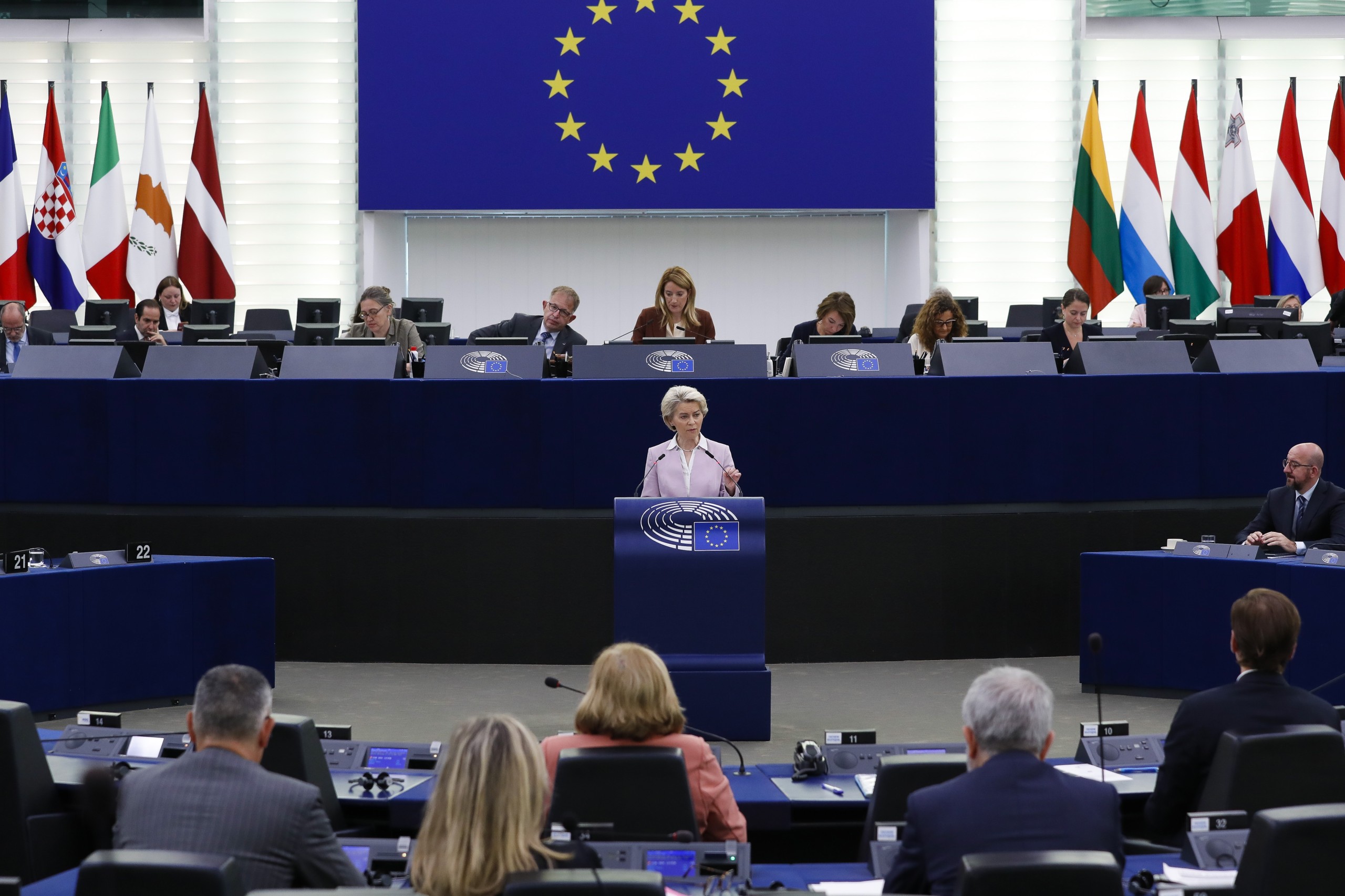 epa10001503 European Commission President Ursula von der Leyen (C) delivers a speech on the Conclusions of the latest Special European Council meeting of May 2022, at the European Parliament in Strasbourg, France, 08 June 2022.  EPA/JULIEN WARNAND
