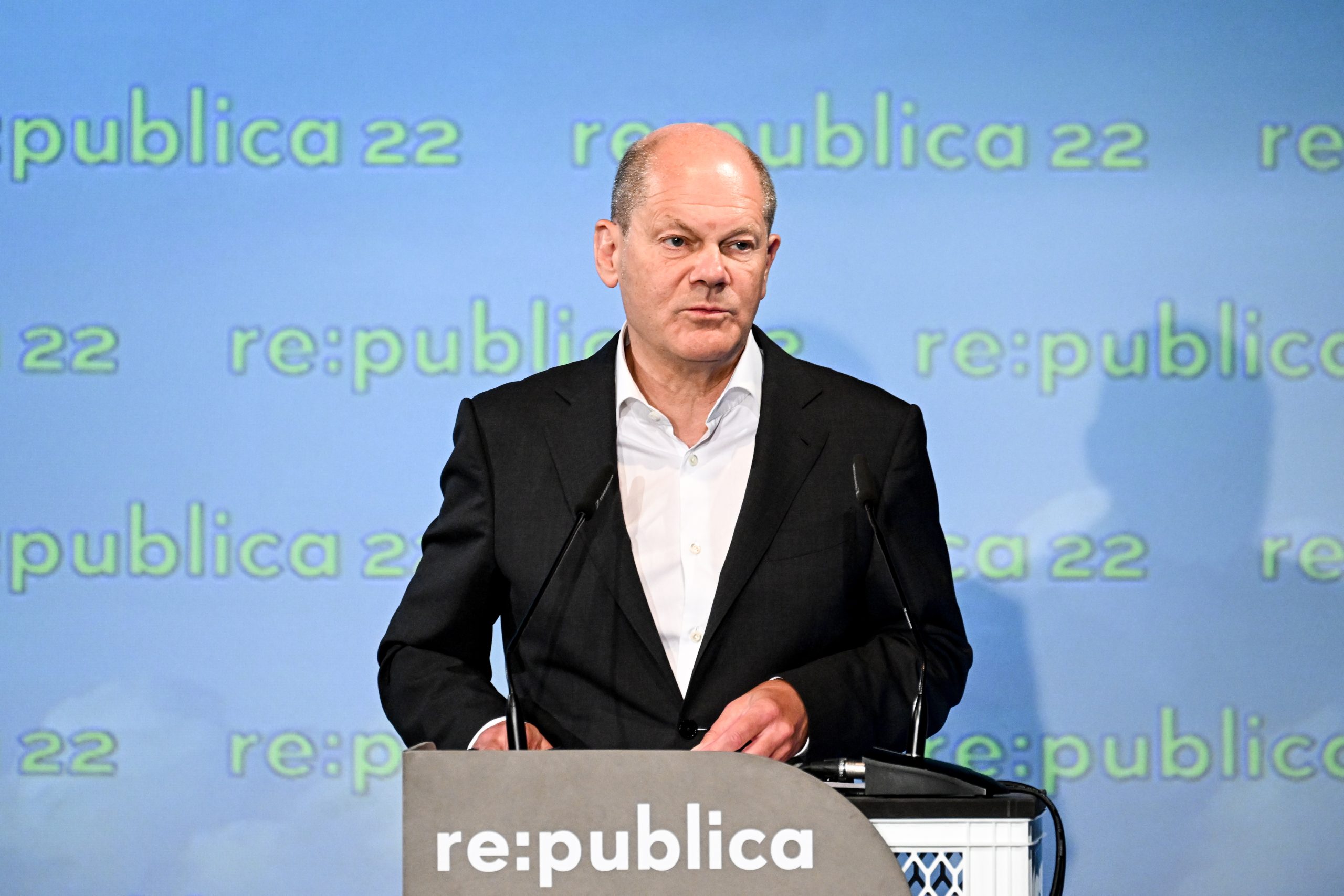 epa10003982 German Chancellor Olaf Scholz speaks at the 're:publica 22’ digital conference in Berlin, Germany, 09 June 2022. The 're:publica' is one of the largest conferences about digital culture, blogs, social media and information society in the world. It takes place annually in Berlin and runs from 08 to 10 June.  EPA/FILIP SINGER