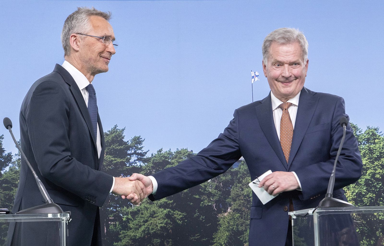 epa10009610 Finland President Sauli Niinisto (R) and Nato Secretary General Jens Stoltenberg (L) during a press conference at The Kultaranta Talks in Naantali Finland, Finland, 12 June 2022. The Kultaranta Talks is being hosted by President Sauli Niinisto on 12-13 June 2022. This year, the title of this foreing and security policy discussion event is 'Responsible, strong and stable Nordic region'. The main guests are NATO Secretary General Jens Stoltenberg and Prime Minister of Norway Jonas Gahr Store at the Presidential summer residence Kultaranta, located on the island of Luonnonmaa.  EPA/MAURI RATILAINEN