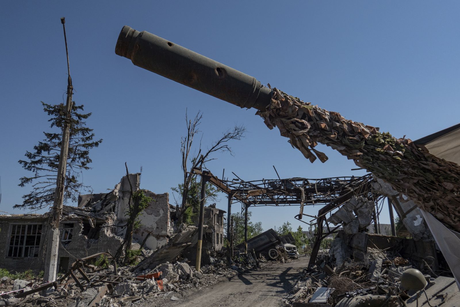 epa10011298 A picture taken during a visit to Mariupol organized by the Russian military shows a general view of the destroyed entrance to the Azovstal steel plant in Mariupol, eastern Ukraine, 13 June 2022. According to a statement by the Ukrainian Presidential Office on 06 June quoting President Zelensky, there may be more than 2,500 prisoners from the Azovstal plant being held captive by Russian forces. On 24 February Russian troops entered Ukrainian territory starting a conflict that has provoked destruction and a humanitarian crisis.  EPA/SERGEI ILNITSKY